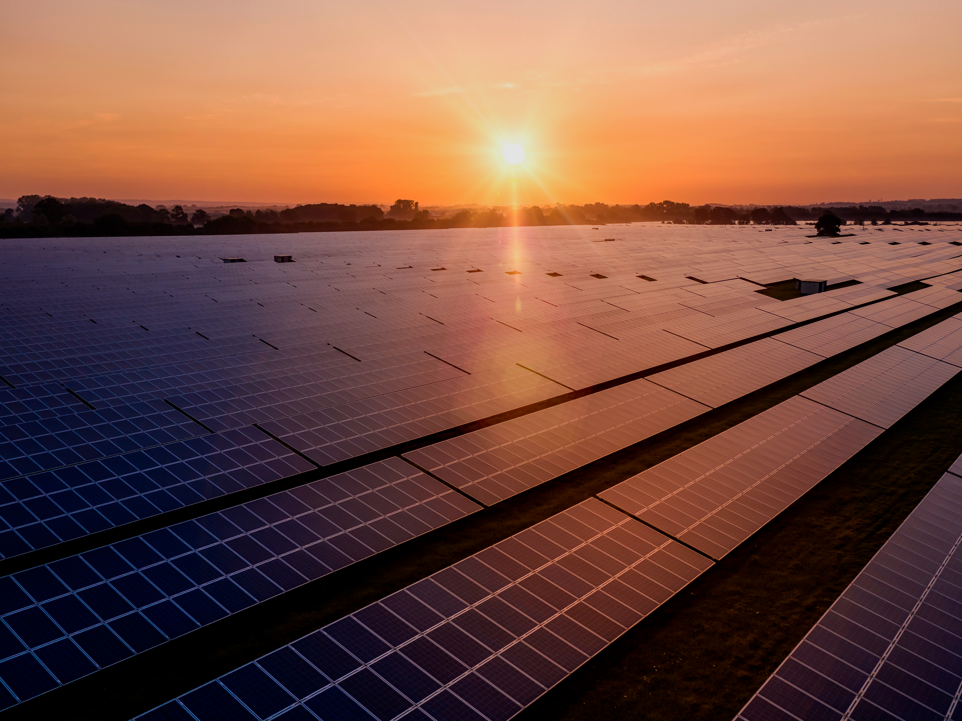Energia Solar em Larga Escala: Suprindo Indústrias e Grandes Centros Comerciais